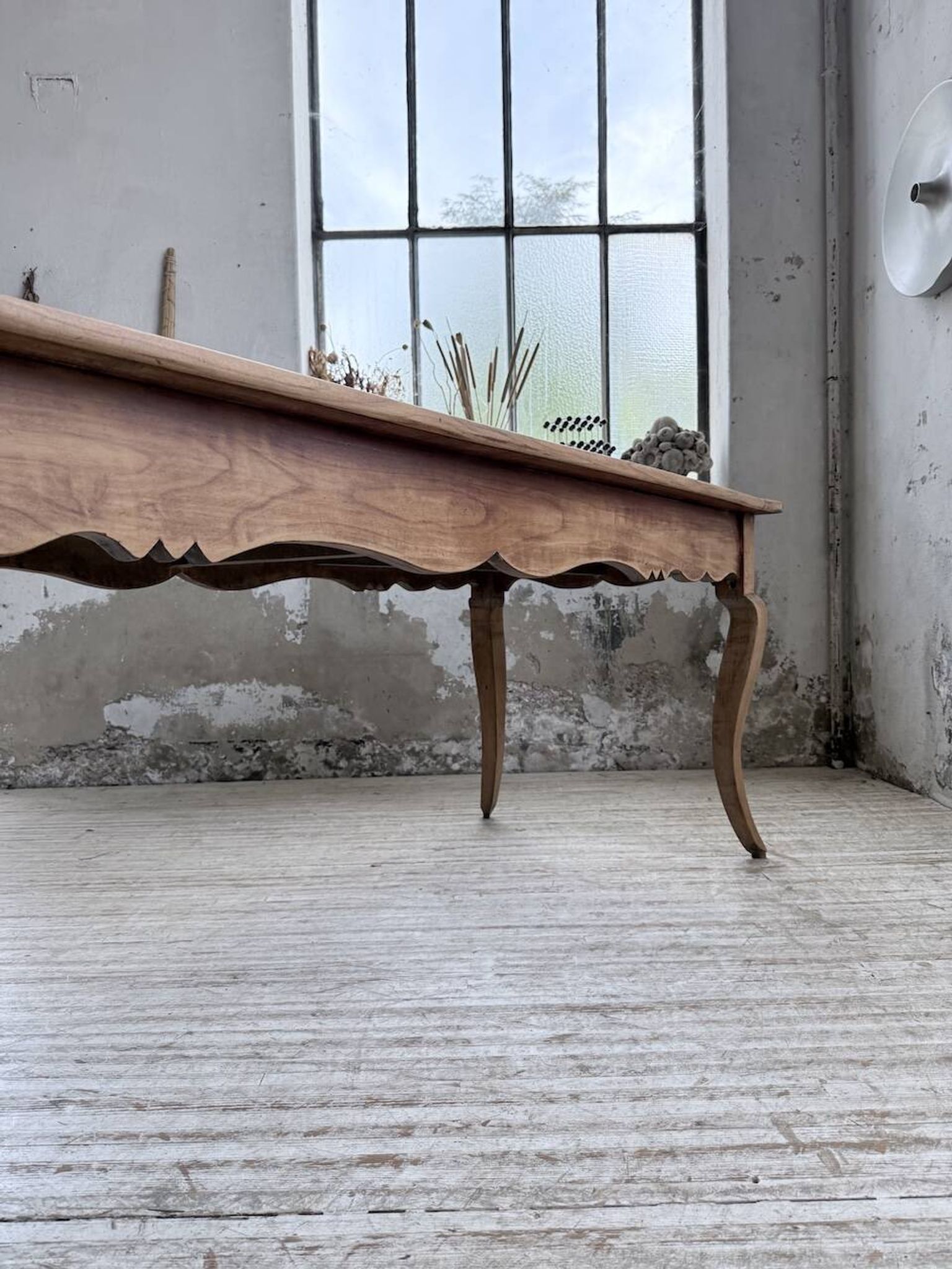 Table de ferme merisier pieds galbés XIXème