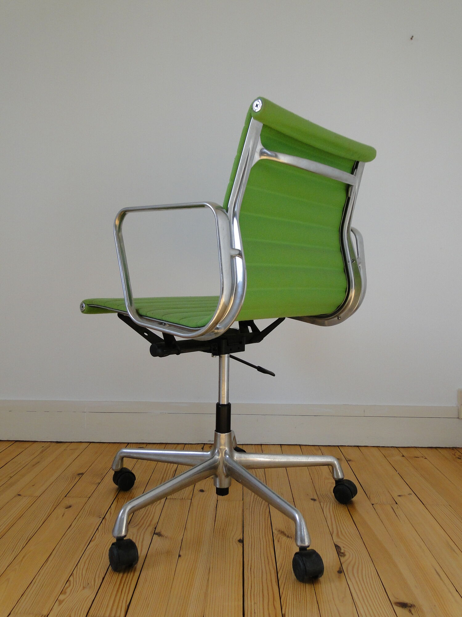 Charles Ray Eames EA 117 Office Chair Armchair in Green and Chrome Vitra