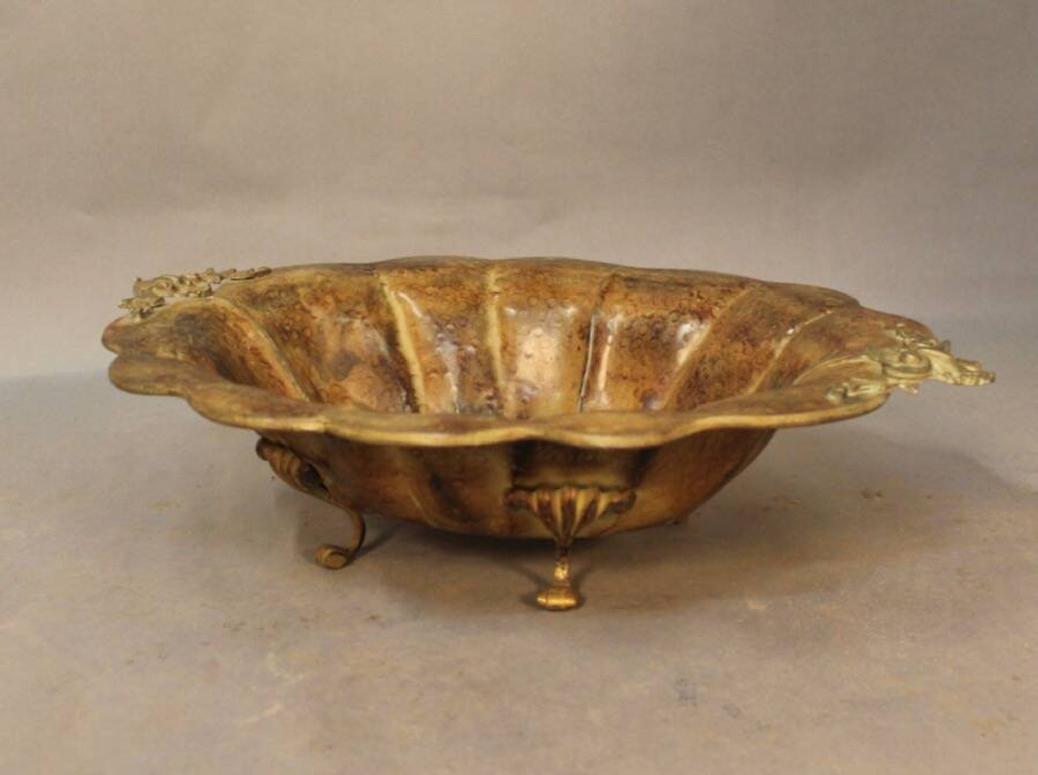 Coupe à fruits en tôle peinte mordorée en forme de coquillage