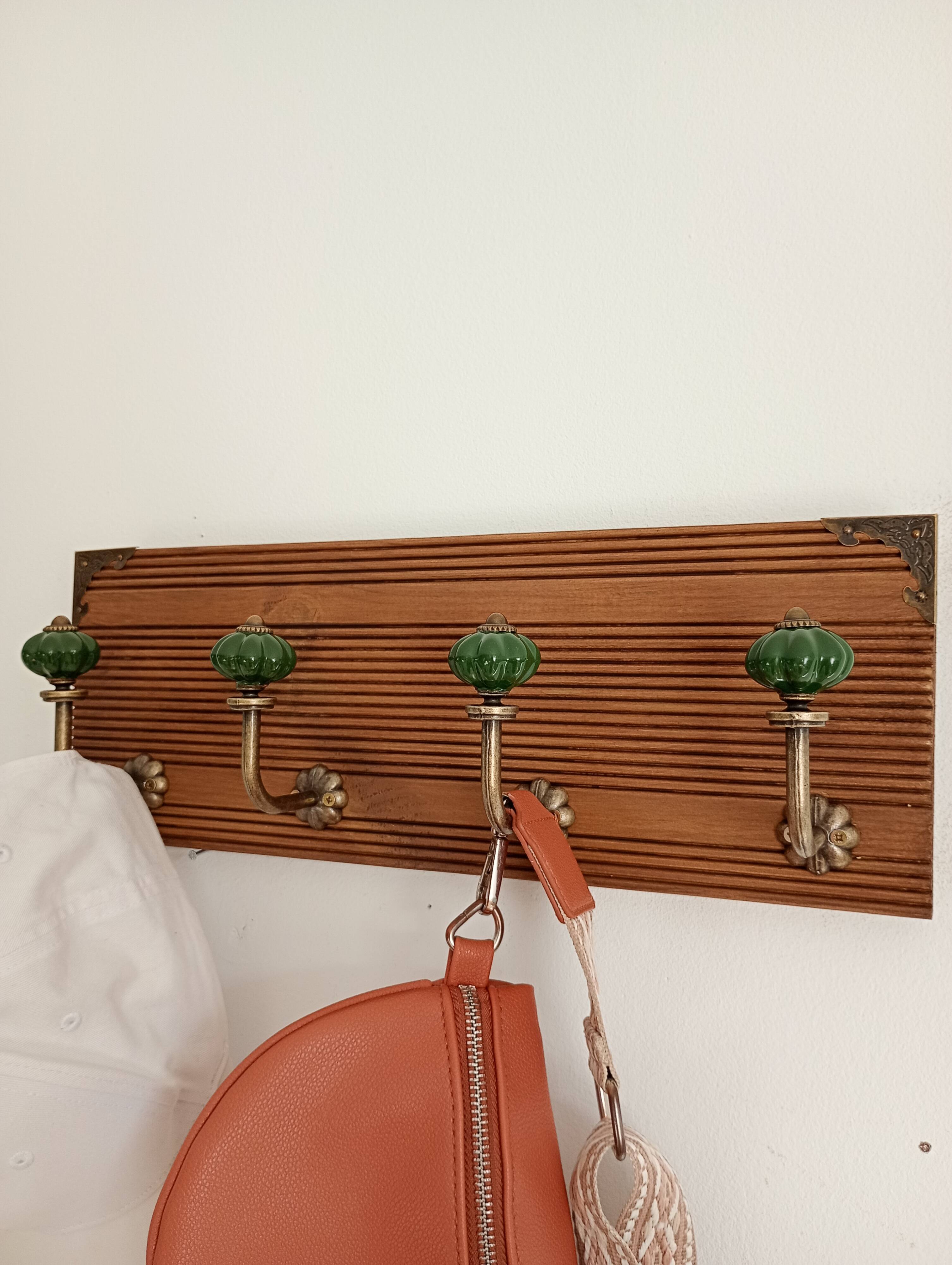 Wall-mounted coat rack with 4 emerald green hooks, grooved wood, 40 cm