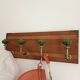 Wall-mounted coat rack with 4 emerald green hooks, grooved wood, 40 cm
