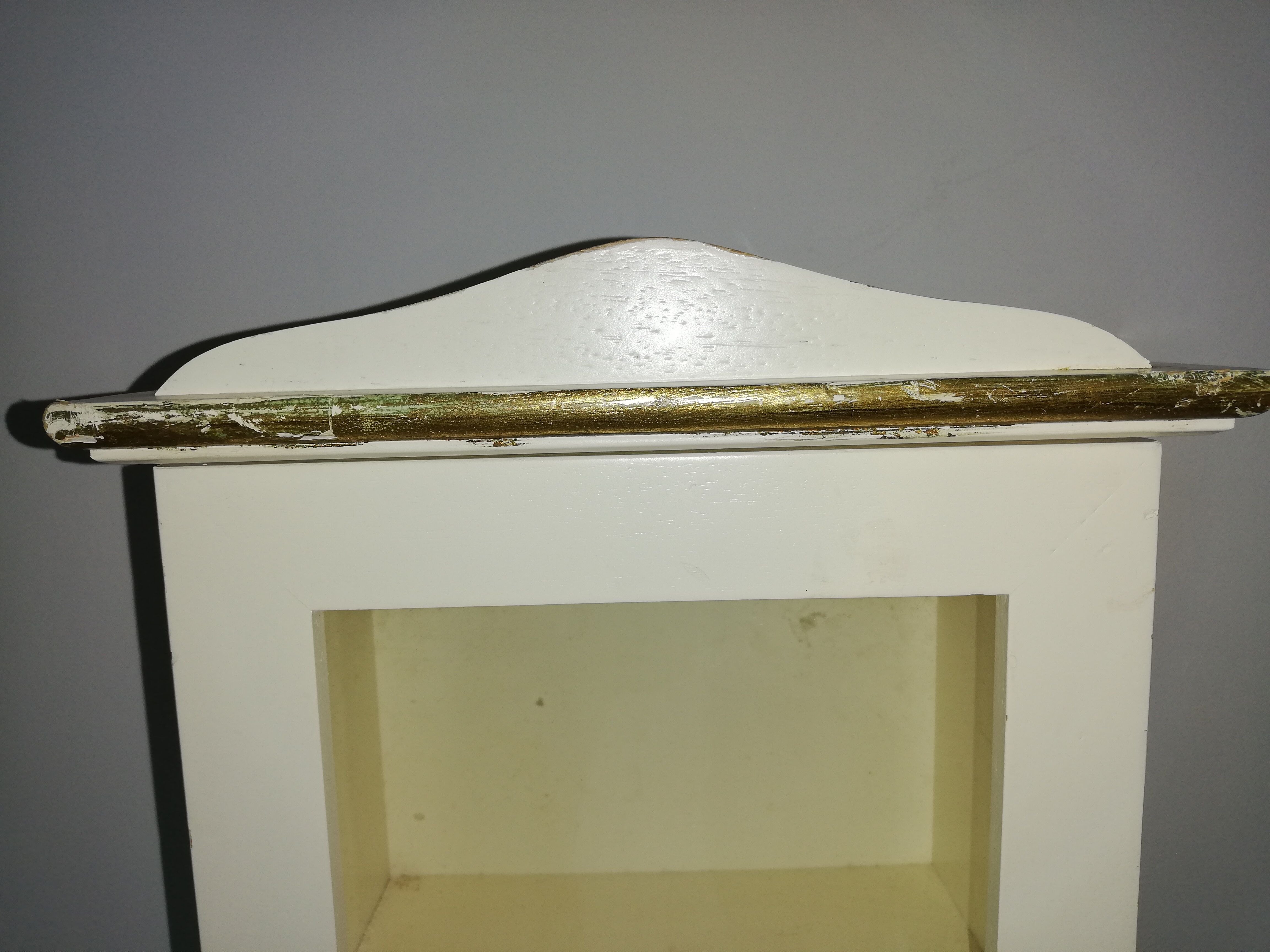 Vitrine en bois peint