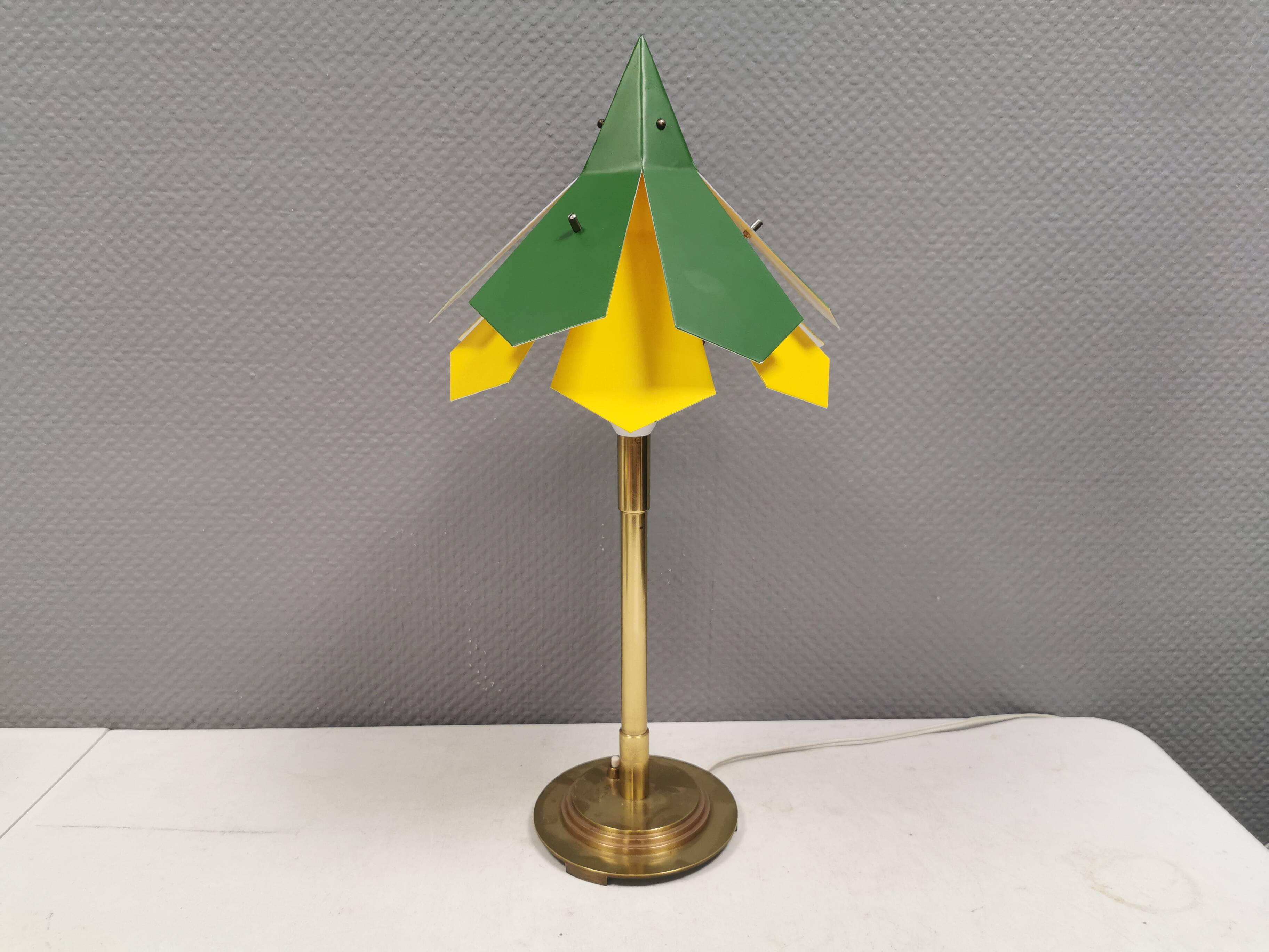 Lampe de table en laiton et métal, fabriquée à partir de pièces de design recyclées.