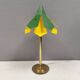 Lampe de table en laiton et métal, fabriquée à partir de pièces de design recyclées.