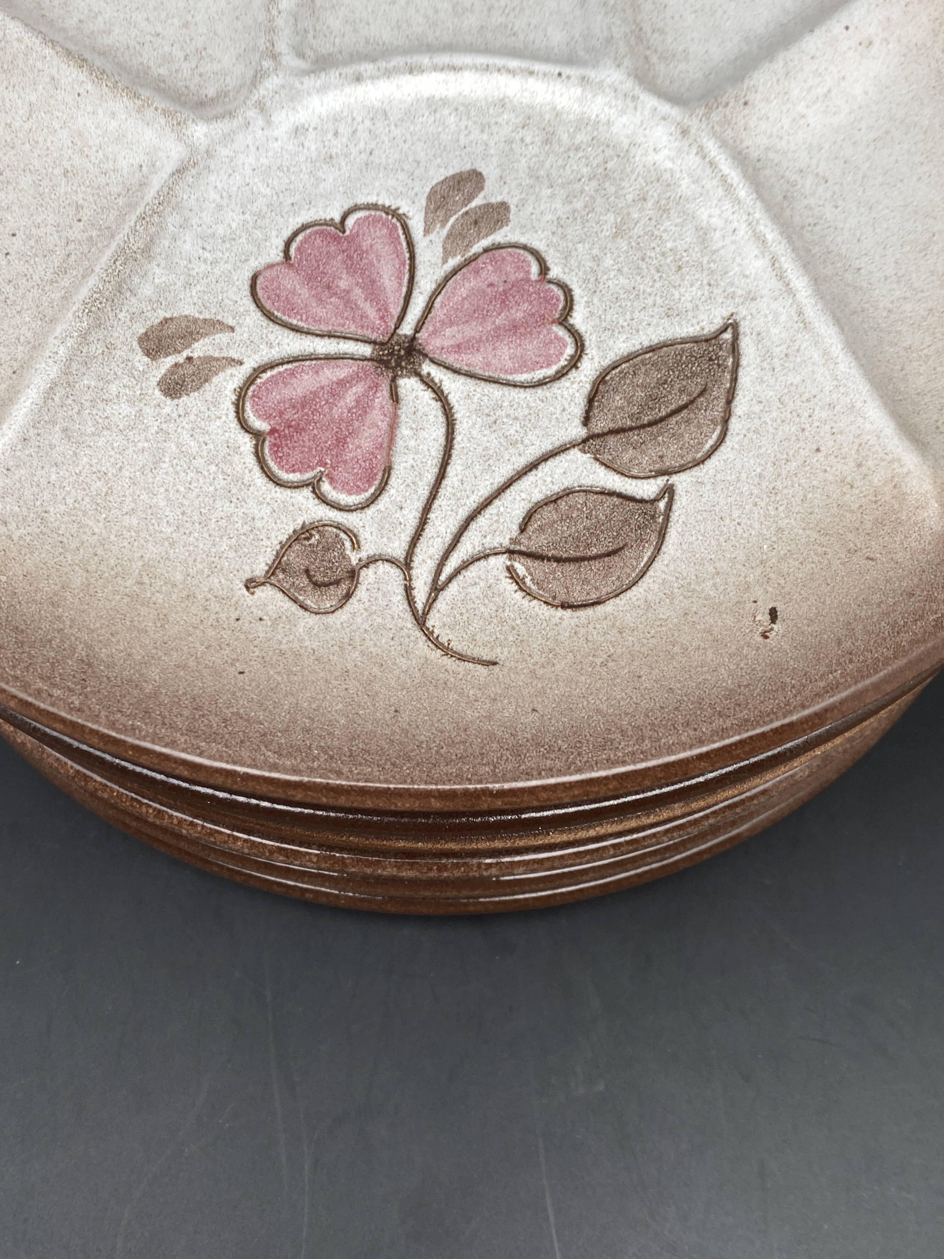 Compartmented plates in colored stoneware with Flower pattern
