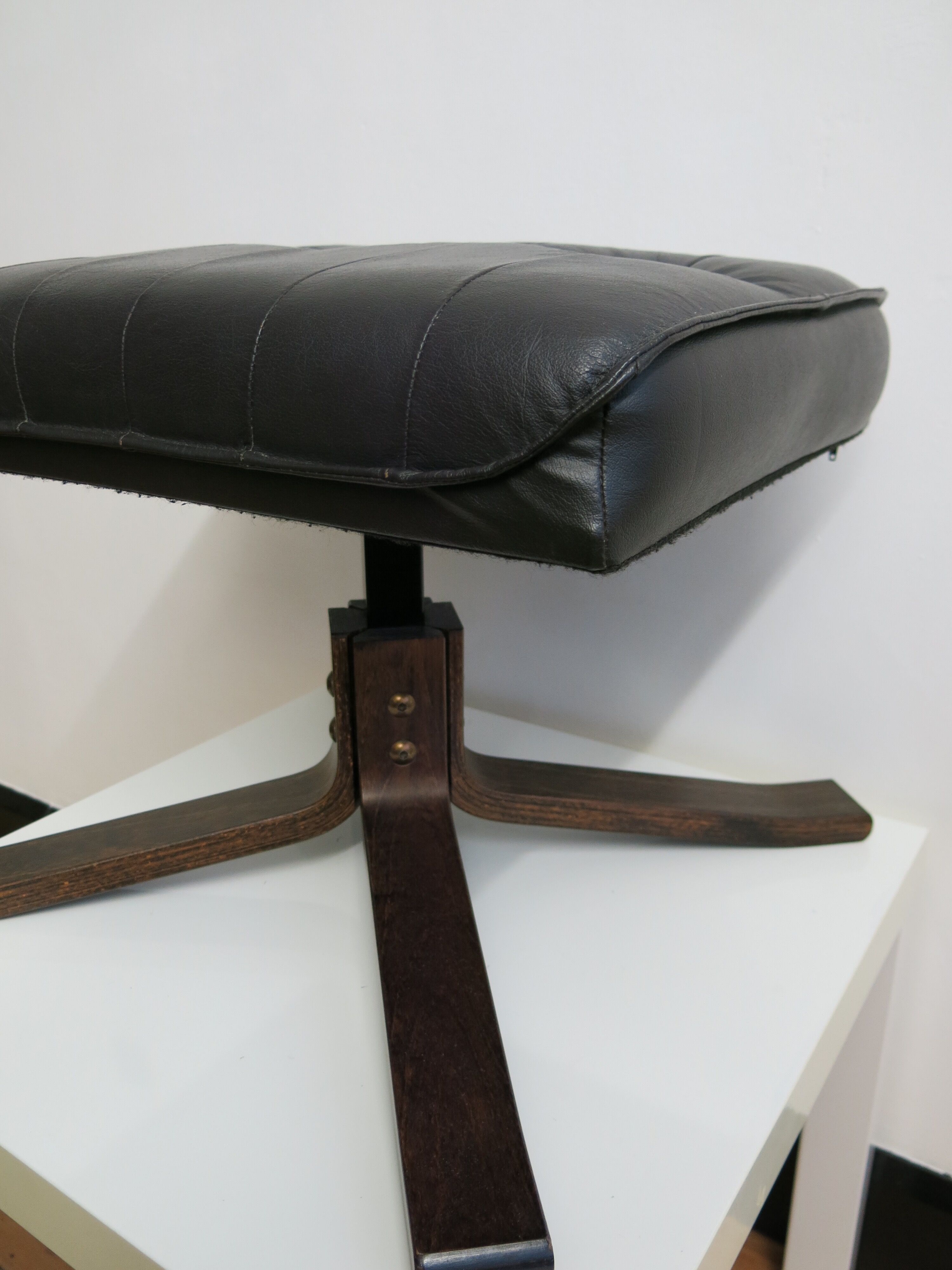 Ottoman Unico in chocolate colored leather