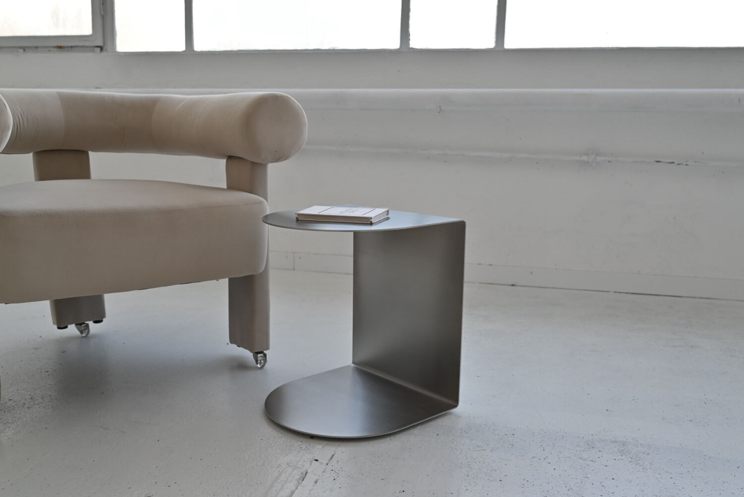 Table d'appoint en acier inoxydable en forme de C Veliento