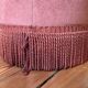 Pouf en velours rose et franges