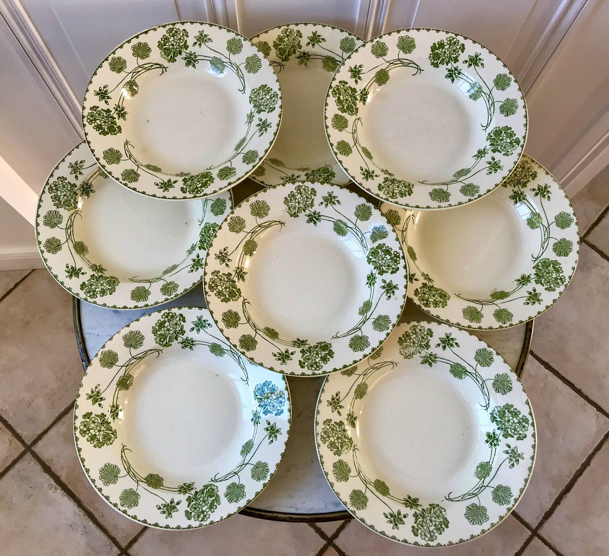 set of 8 hollow plates in Digoin Sarreguemines Iron Earth model "Geranium" green late 19th century
