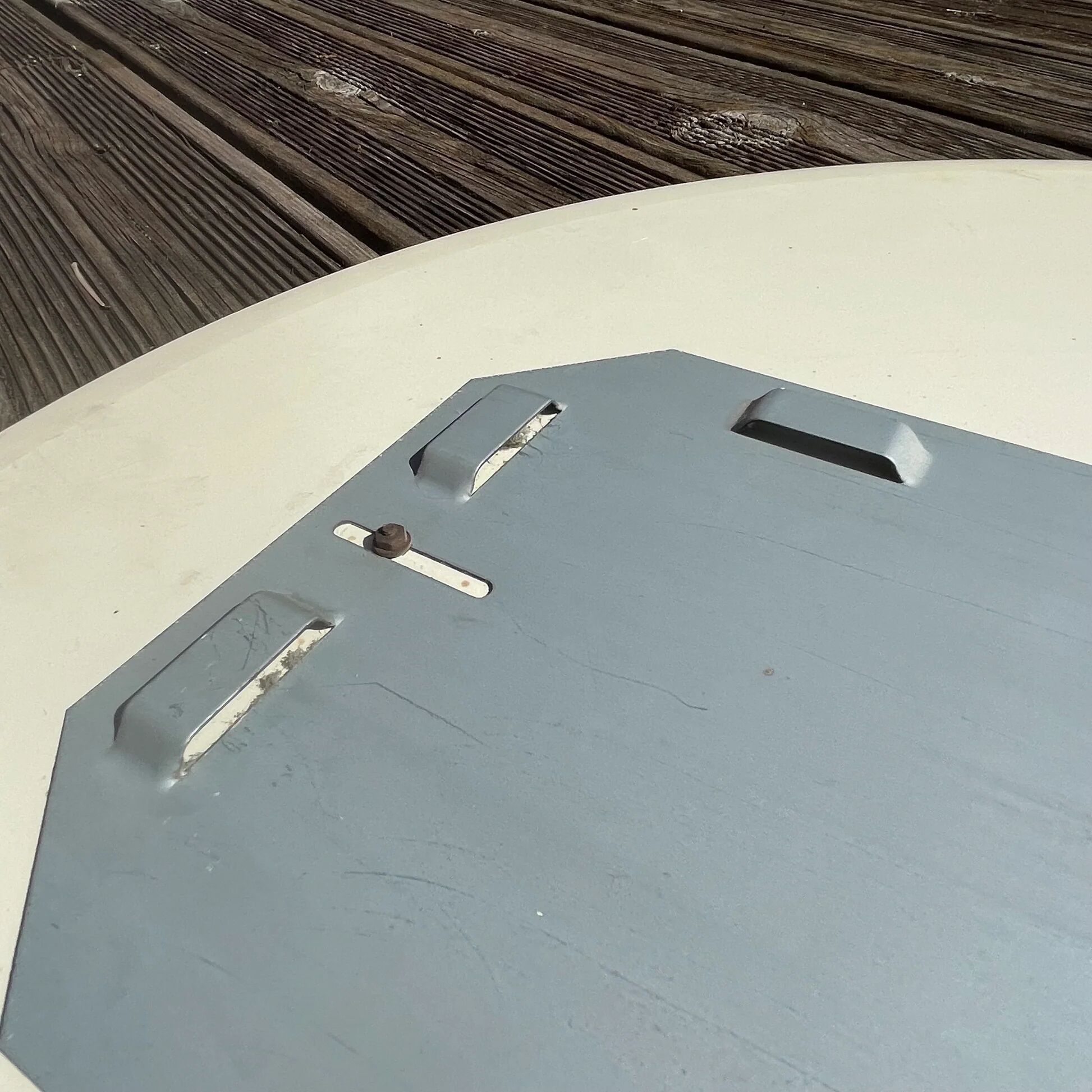 Two-tone round bathroom mirror