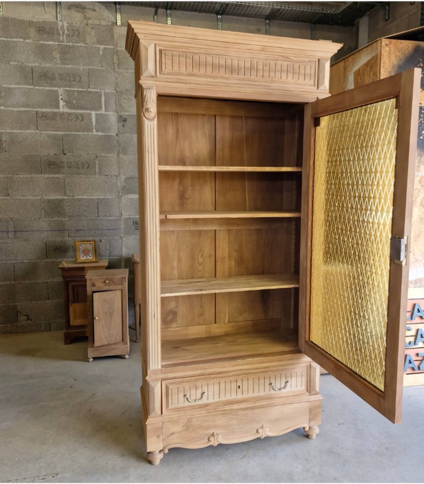 Vitrine ancienne néo-Louis XVI aérogommée