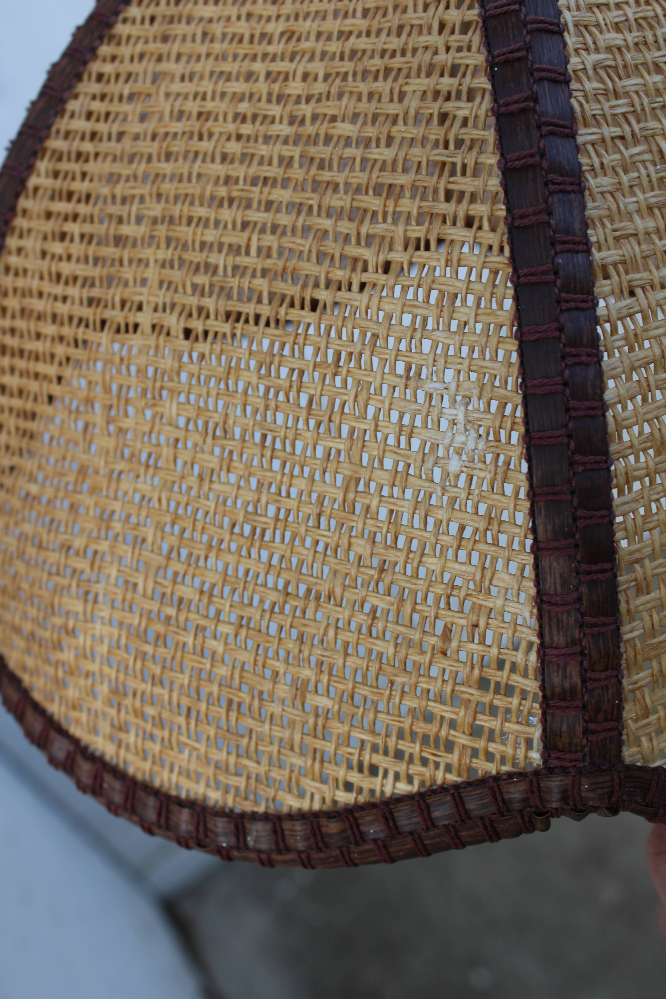 Hanging flower in rattan and rope