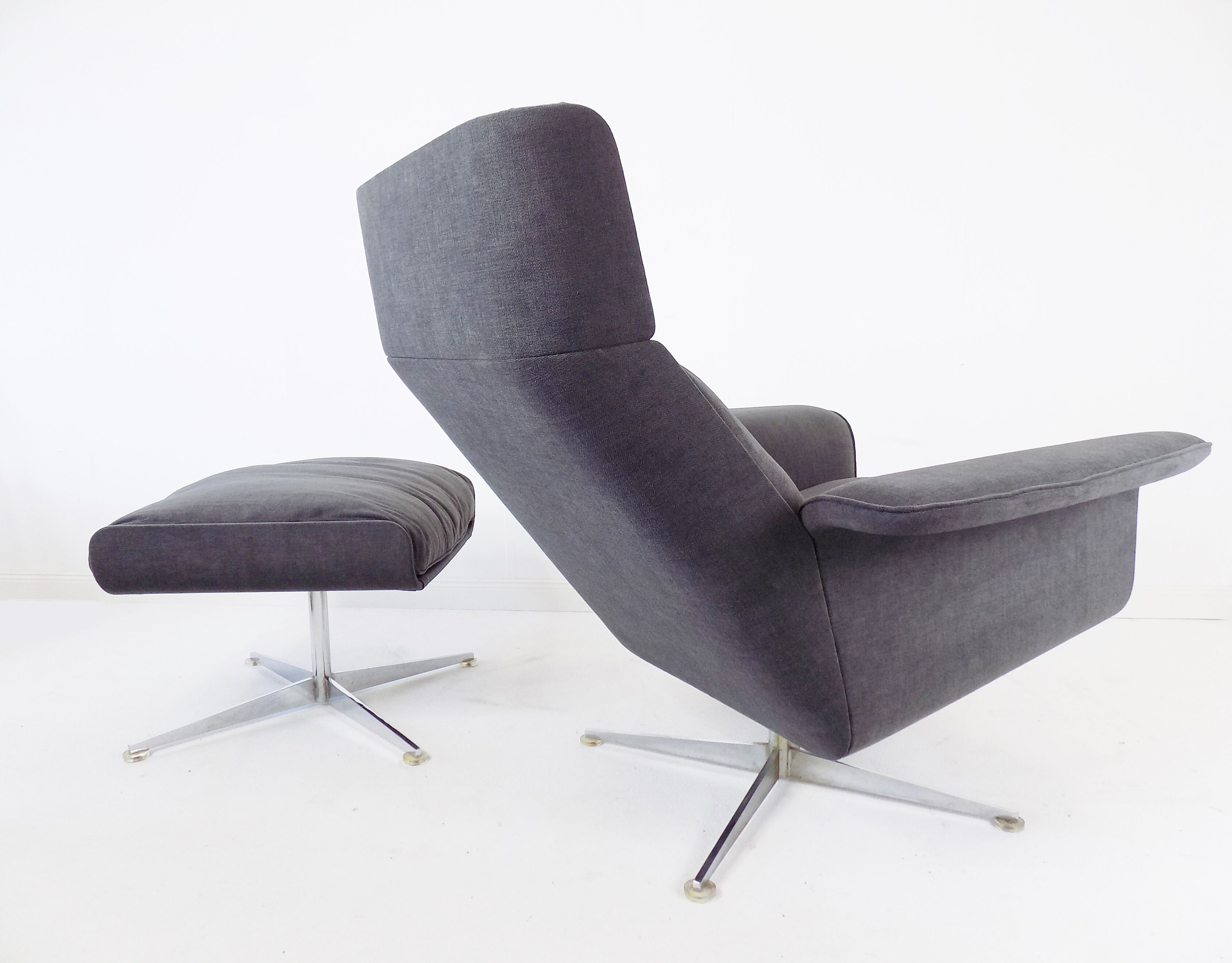 Fauteuil Kaufeld Siesta 62  grise avec pouf par Jacques Brule
