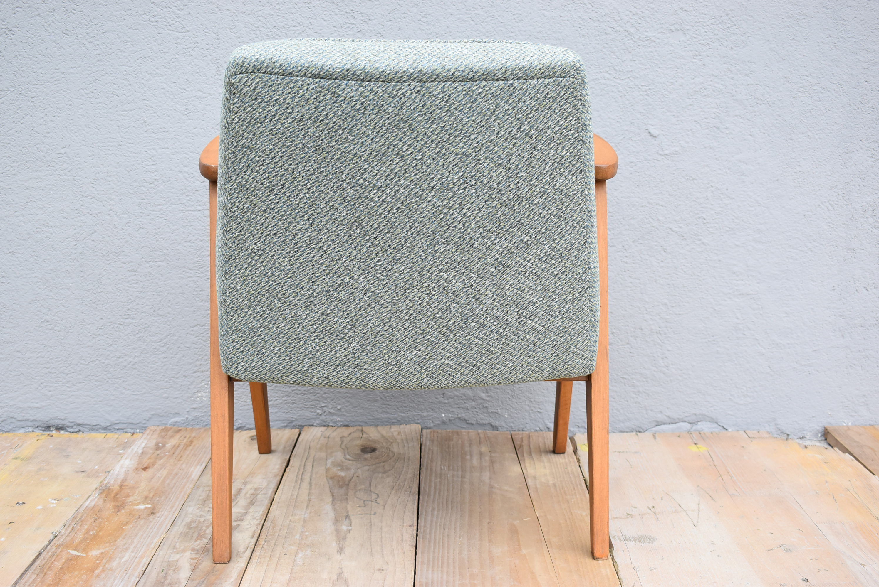 Fauteuil restauré vintage, années 60, conçu par J.Chierowski, tissu vert