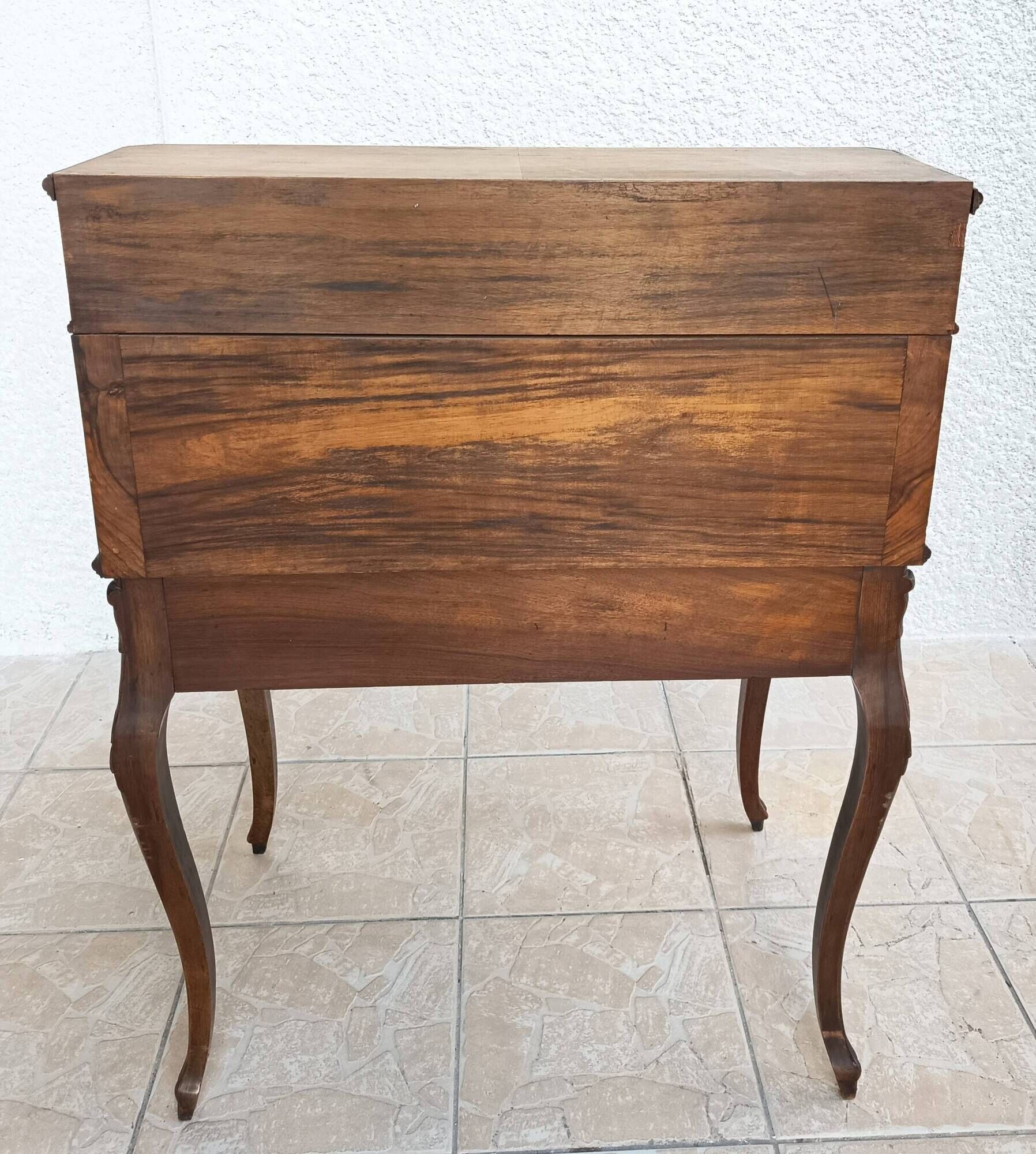 Louis XV slant-top desk in walnut, 19th century.