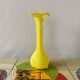 Vase vintage en verre soufflé jaune