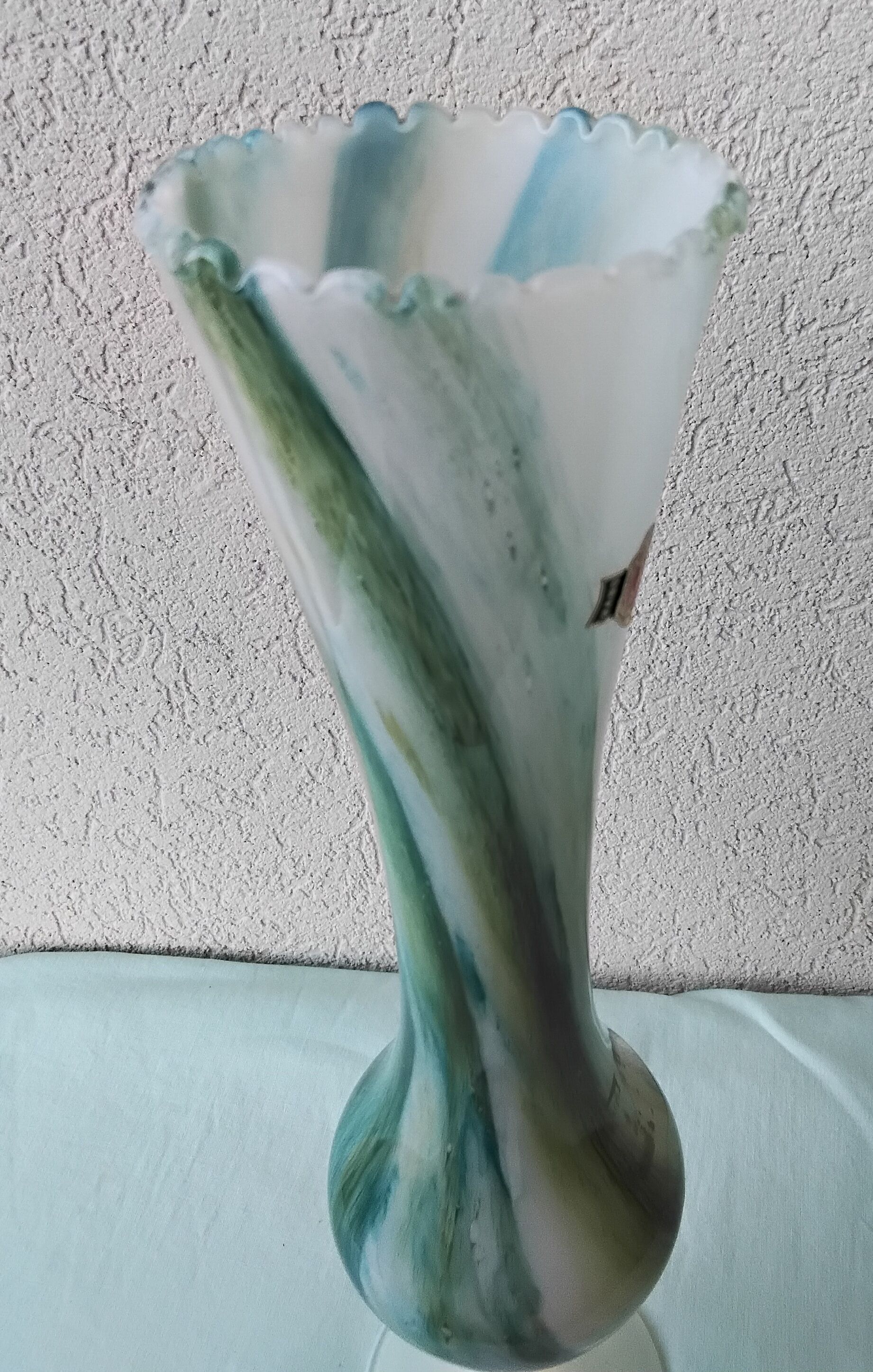 Footed vase in Italian opaline.