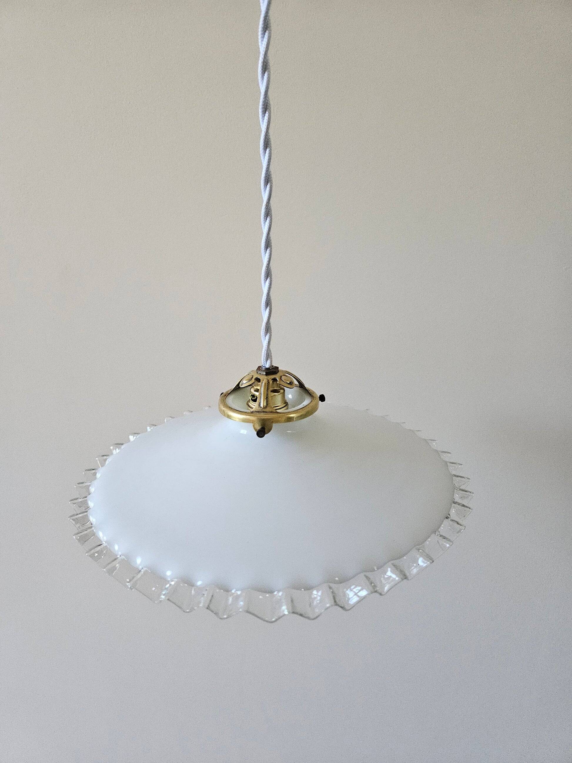 Suspension vintage en opaline dentelée