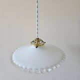 Suspension vintage en opaline dentelée