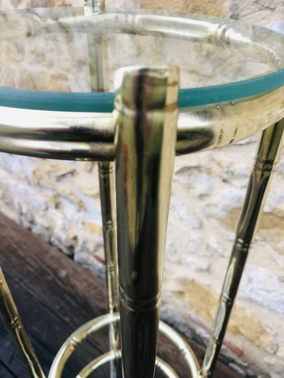 Vintage faux bamboo pedestal table in brass with 2 glass shelves