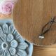 Rondel en bois sculpté patiné