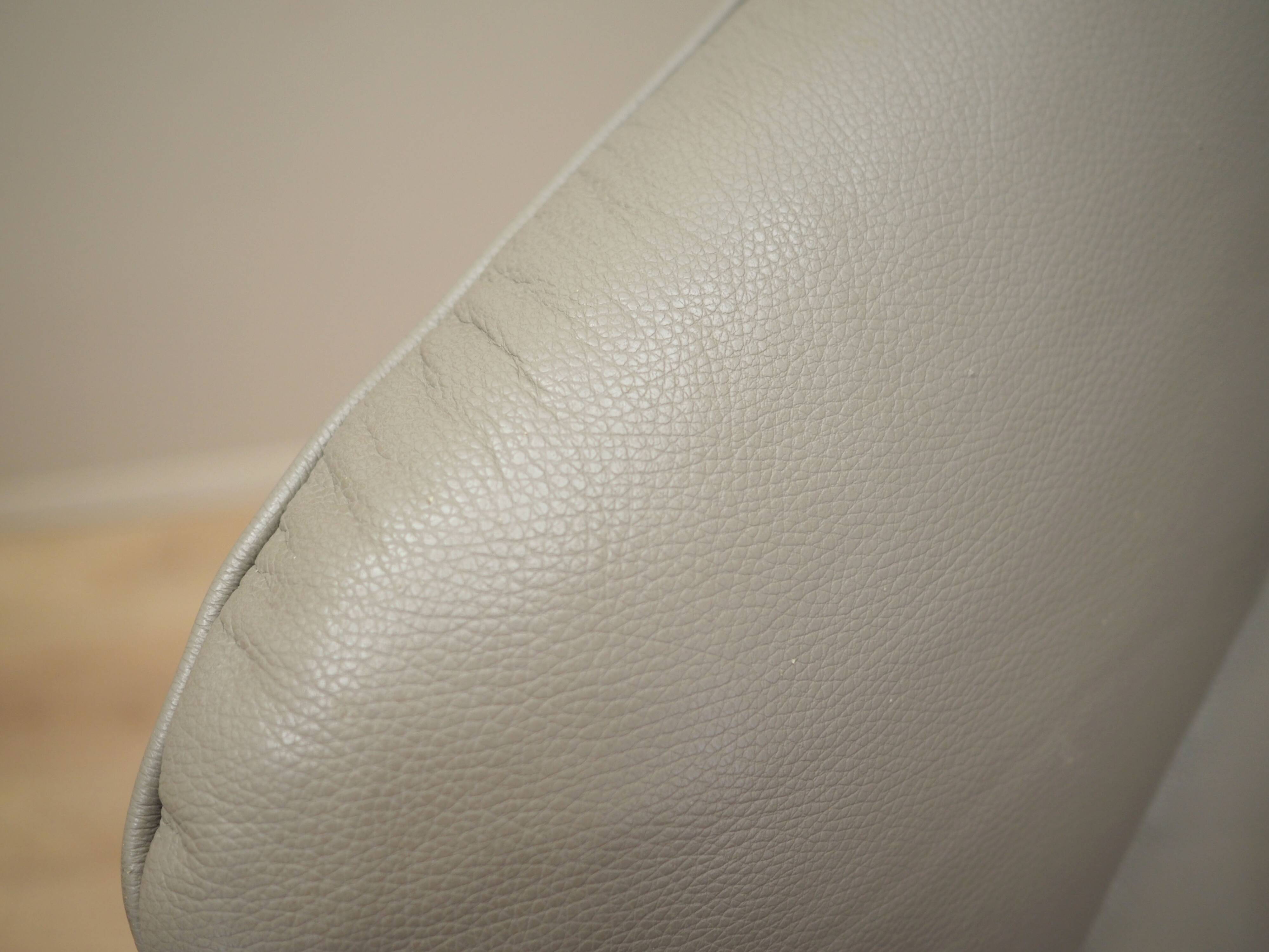 Leather swivel armchair, Italian design, 1990s, manufacture: Natuzzi