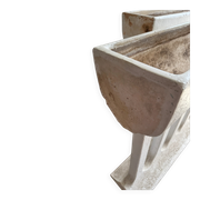 Paire de jardinières sculpturales en béton coulé Off-White, de style brutalisme du milieu du siècle, longues et rectangulaires.
