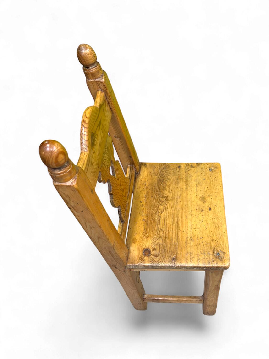 Chaise en bois primitive style brutaliste 19e siècle