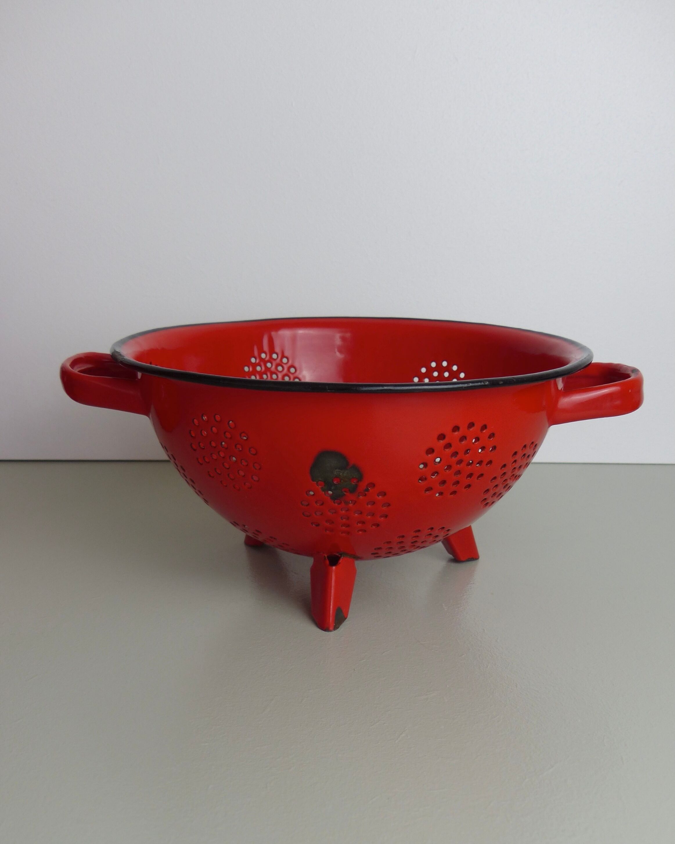 Set milk pot, kettle, coffee maker and red enamelled strainer