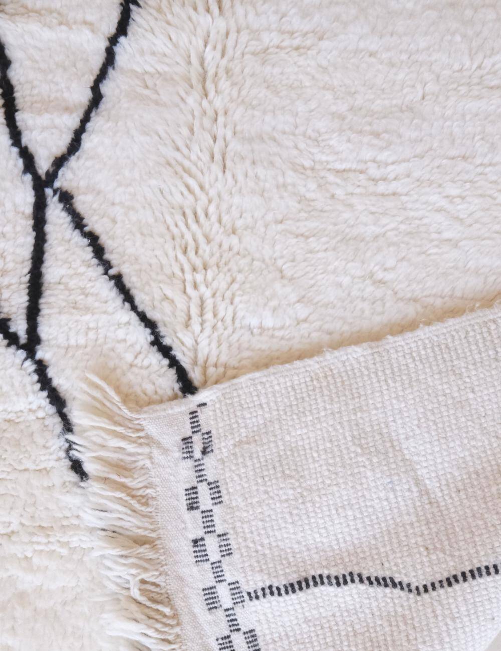 Beni Mrirt White Rug - 265 x 165 cm