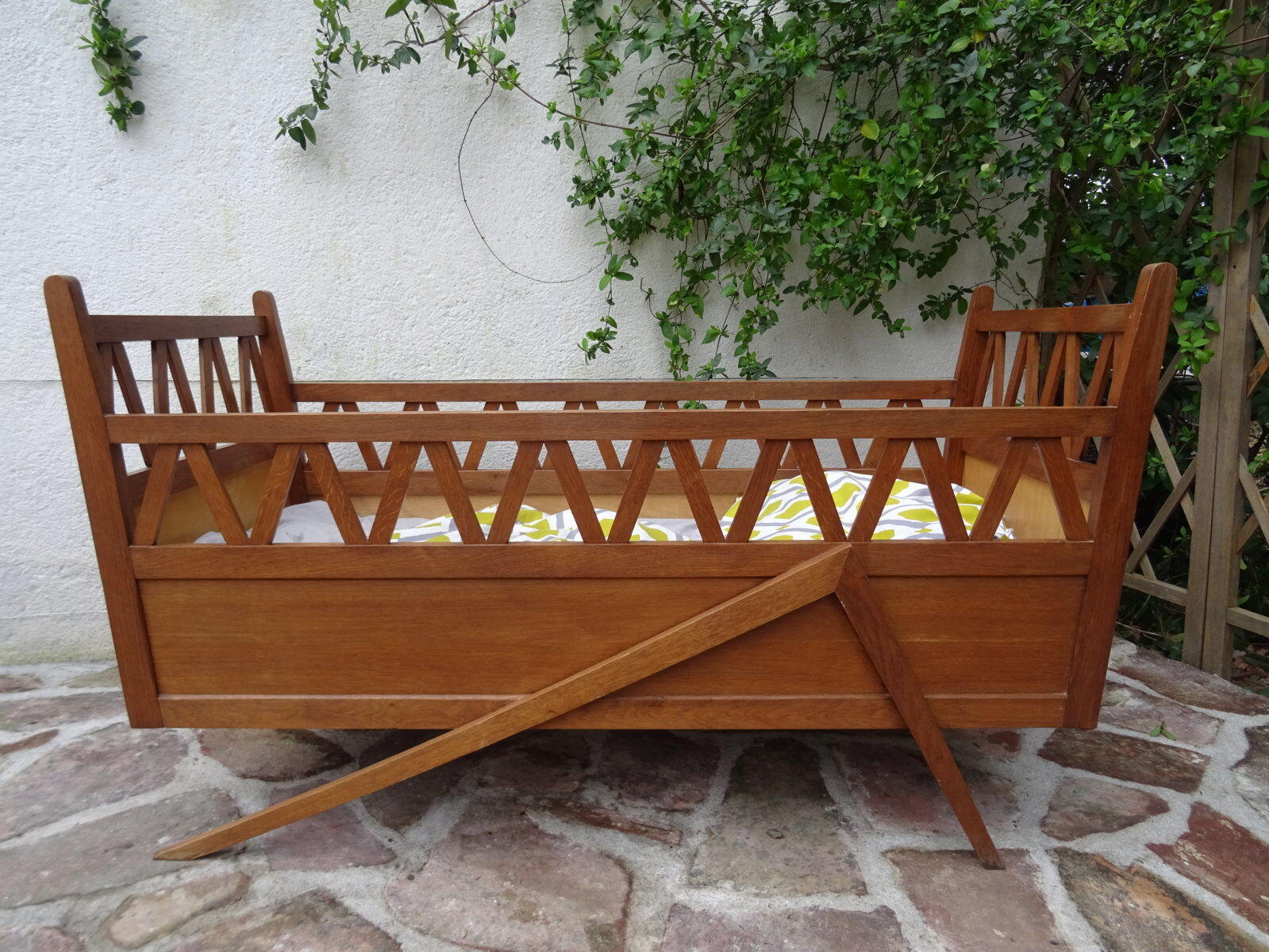 Oak crib, compass feet