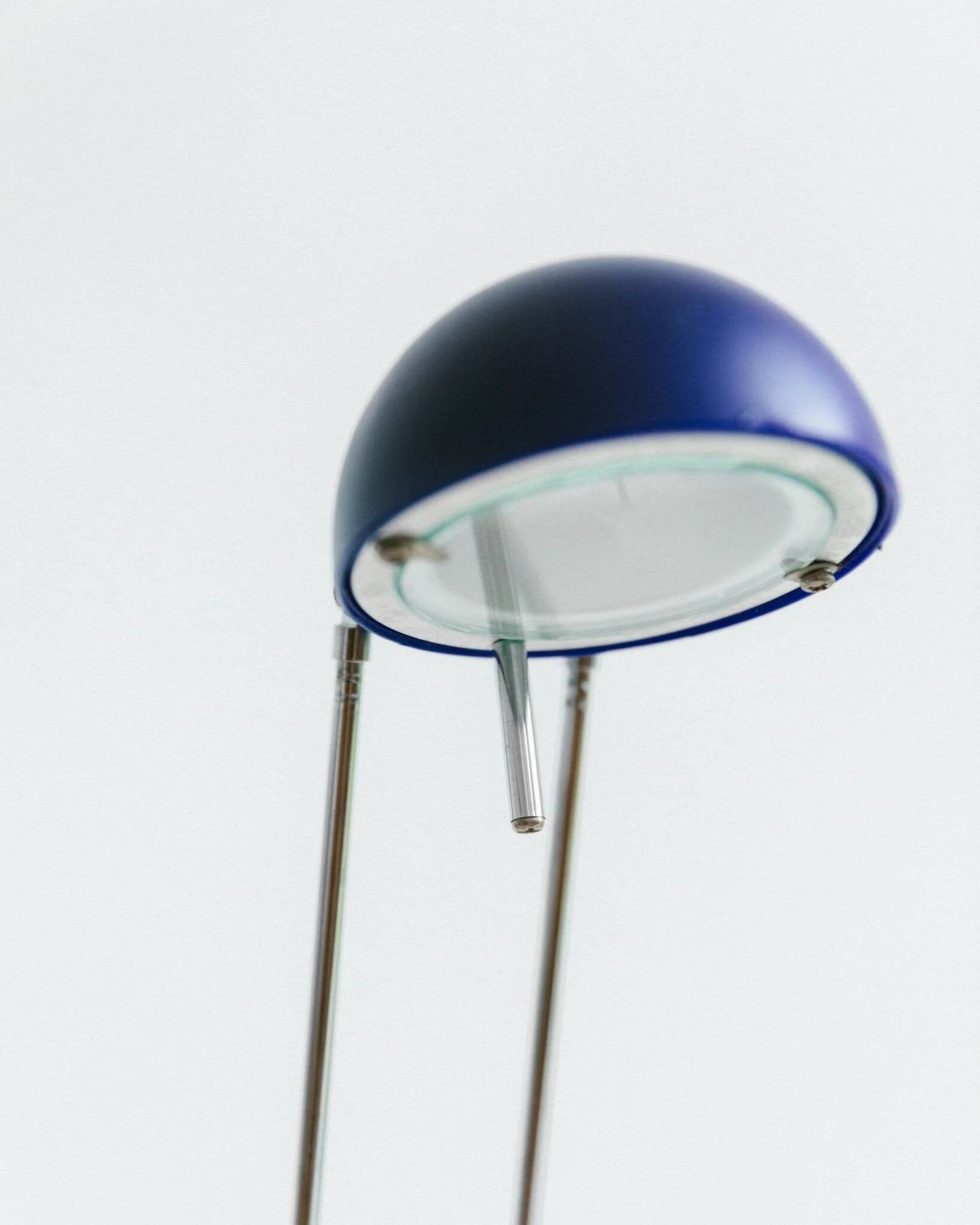 Blue-painted metal shade, chrome articulated arm desk lamp in Memphis-style 80s Pop Art with red base and yellow accents