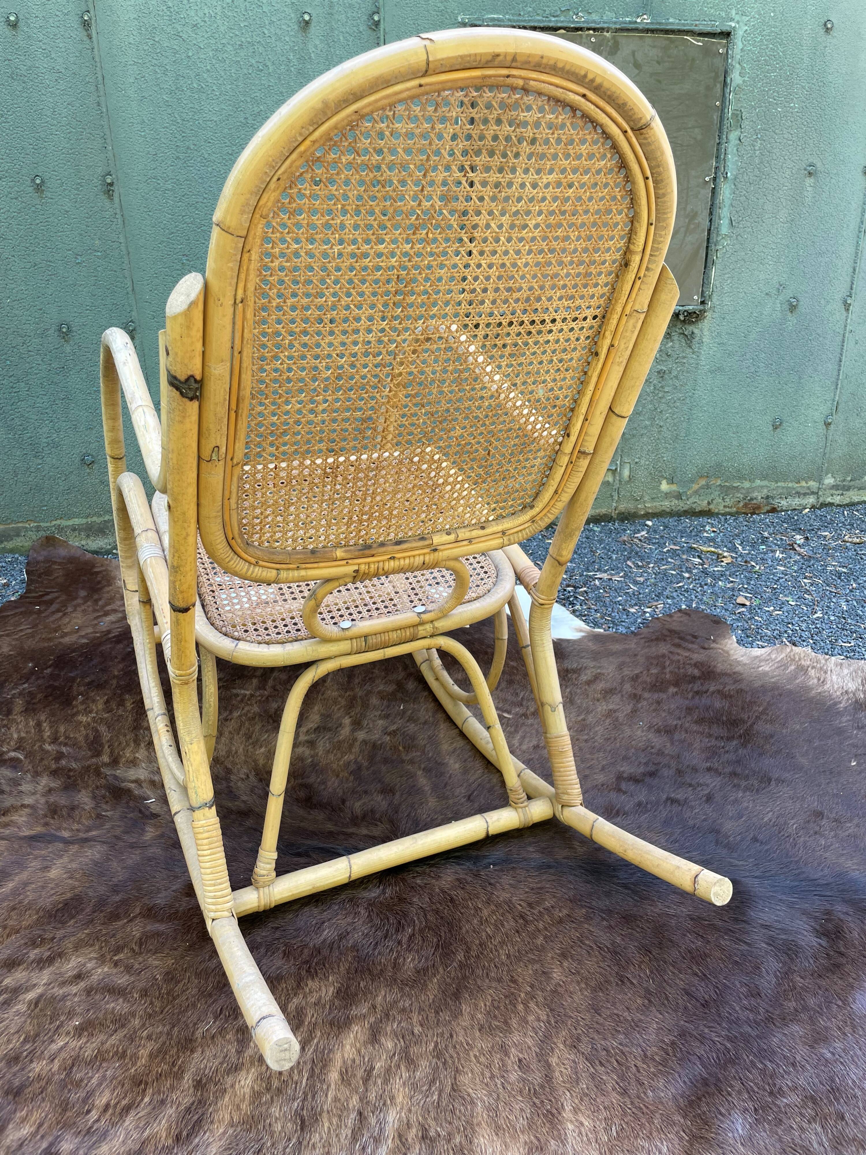 Rocking chair en cannage et rotin