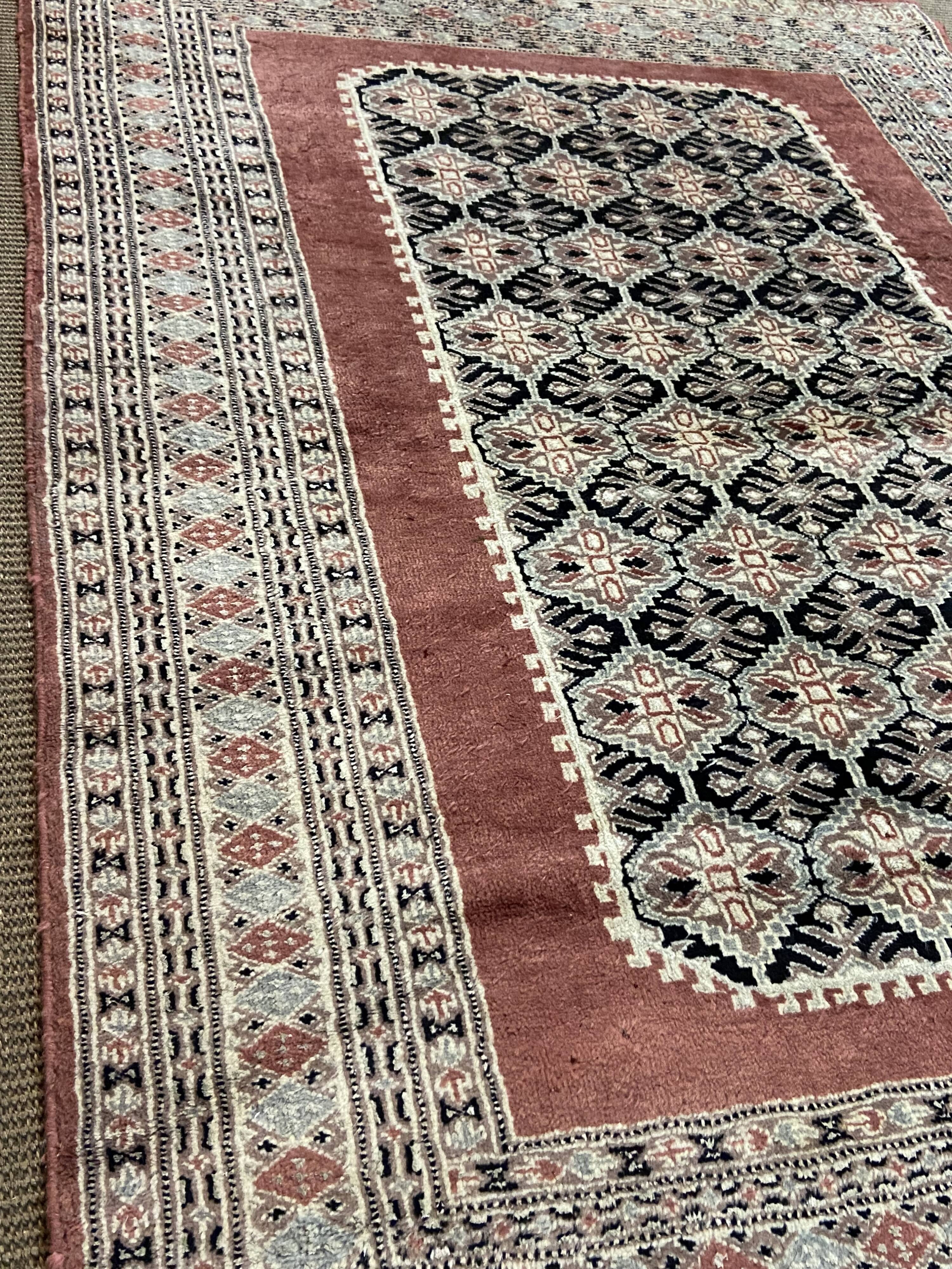 Handmade wool Oriental rug from Pakistan
