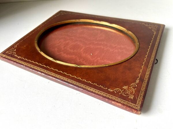 Cadre cuir ancien avec dorure dimensions du cadre 18 cm x 14 cm