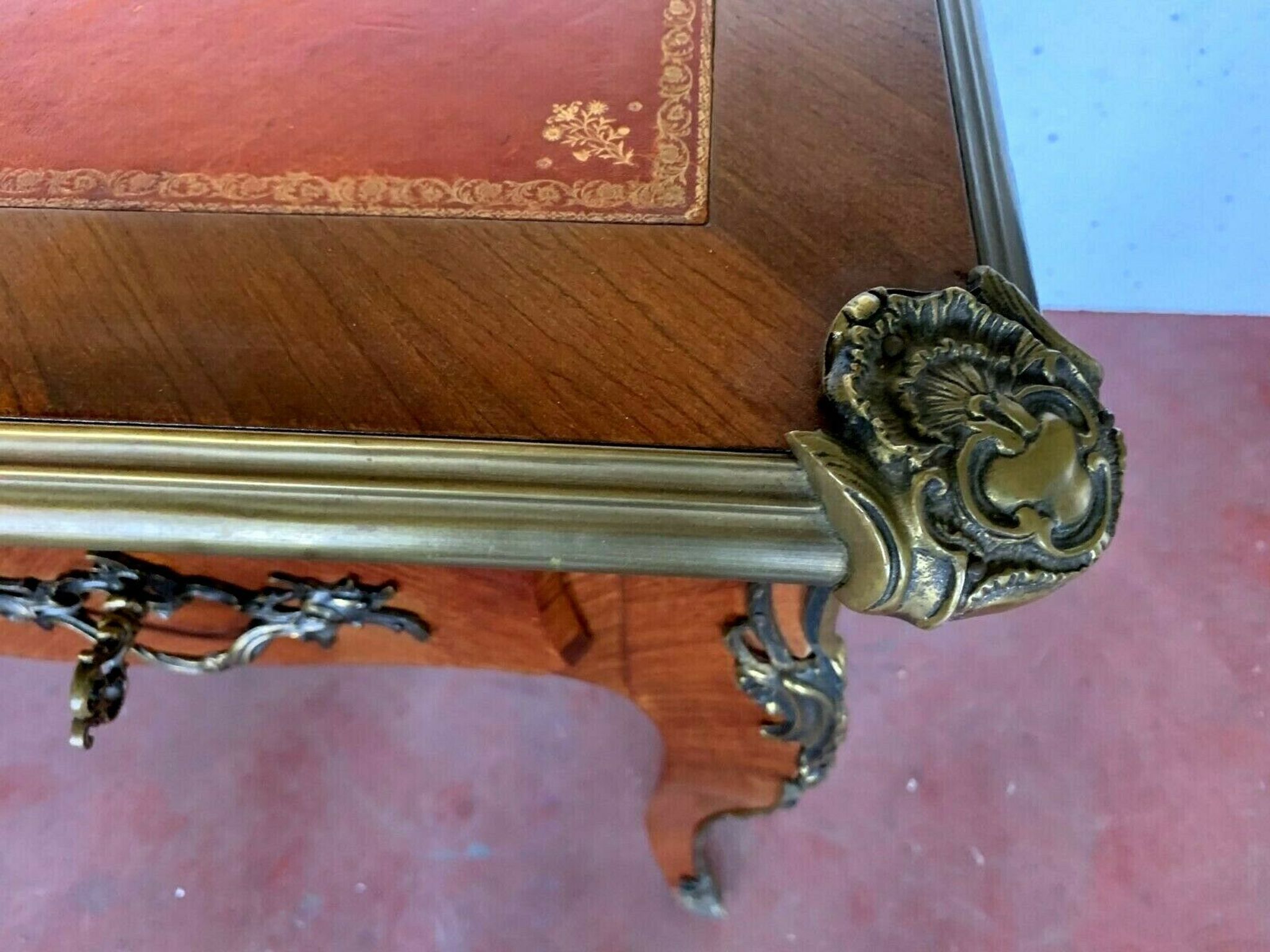Bureau d'apparat de style Louis XV Dessus de cuir rouge XX siècle
