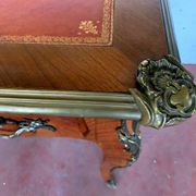 Bureau d'apparat de style Louis XV Dessus de cuir rouge XX siècle