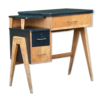 Desk at feet V