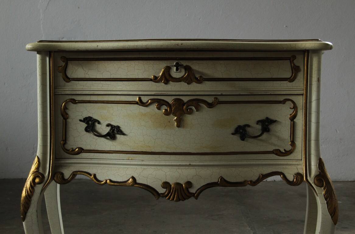 Vintage pair of 20th century Venetian Baroque style nightstands in painted wood