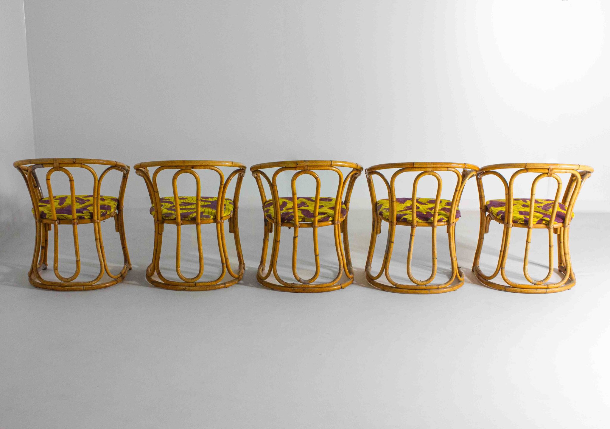 Ensemble funky de cinq chaises en bambou des années 60