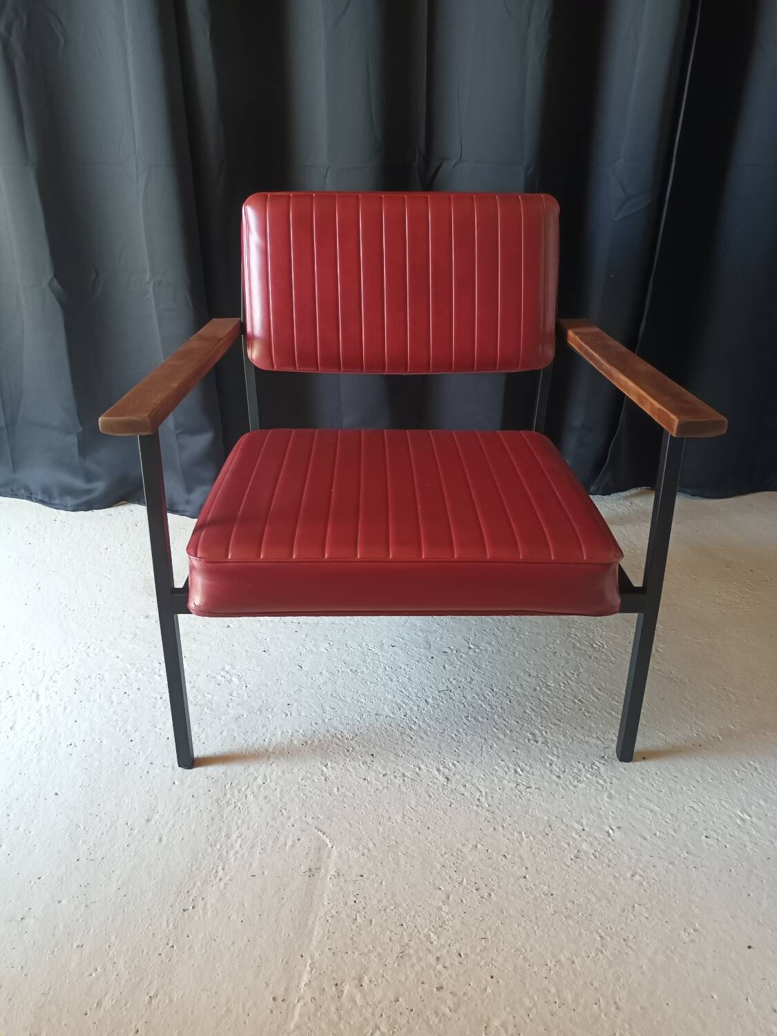 Vintage armchair in burgundy leatherette, wood and black metal