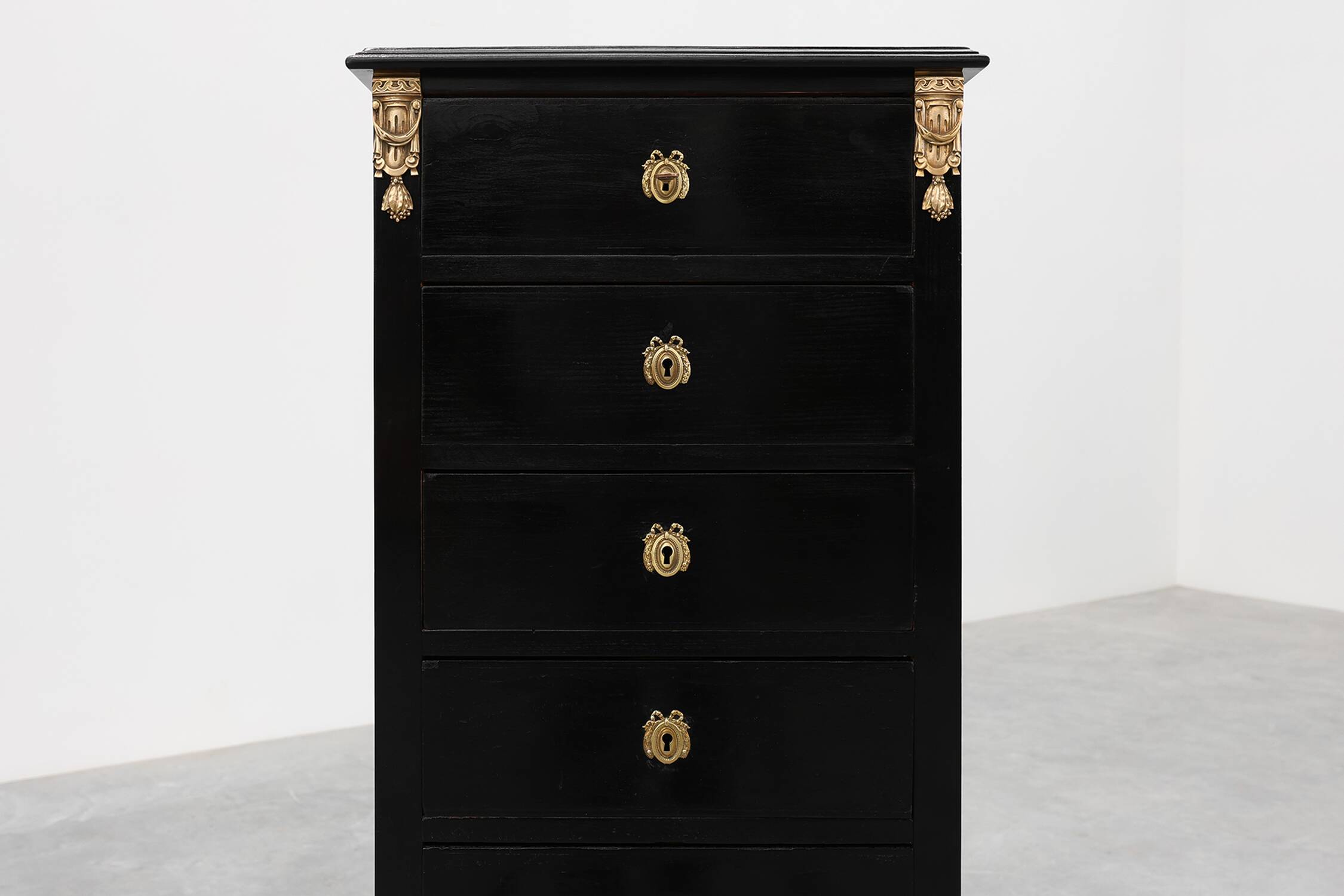 20th Century Louis XV-Style Black Lacquered Chest of Drawers with brass Mou