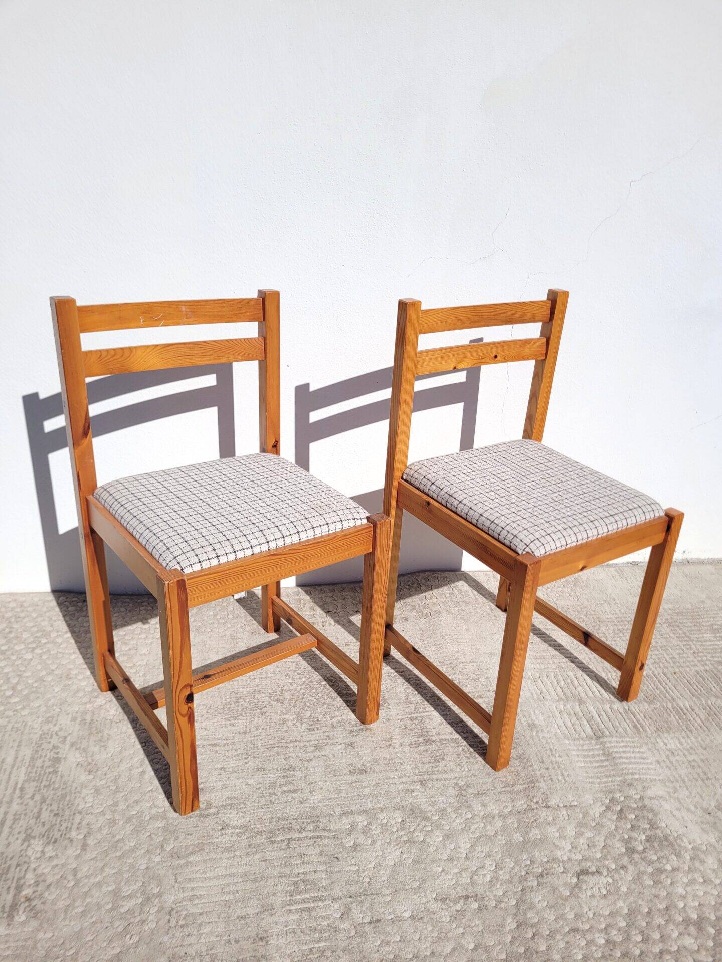 Pair of 80s chairs in pine and checked fabric