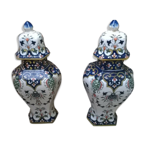 Paire de vases couverts