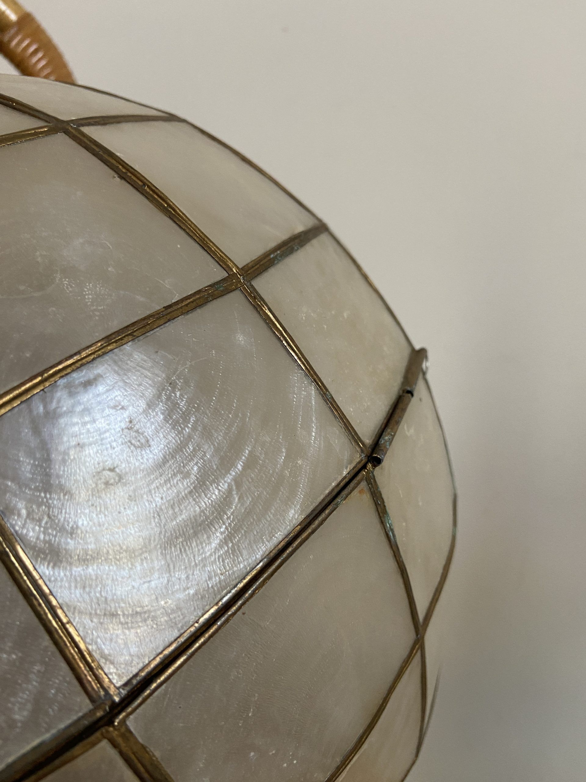 Ball in mother-of-pearl and brass to hang