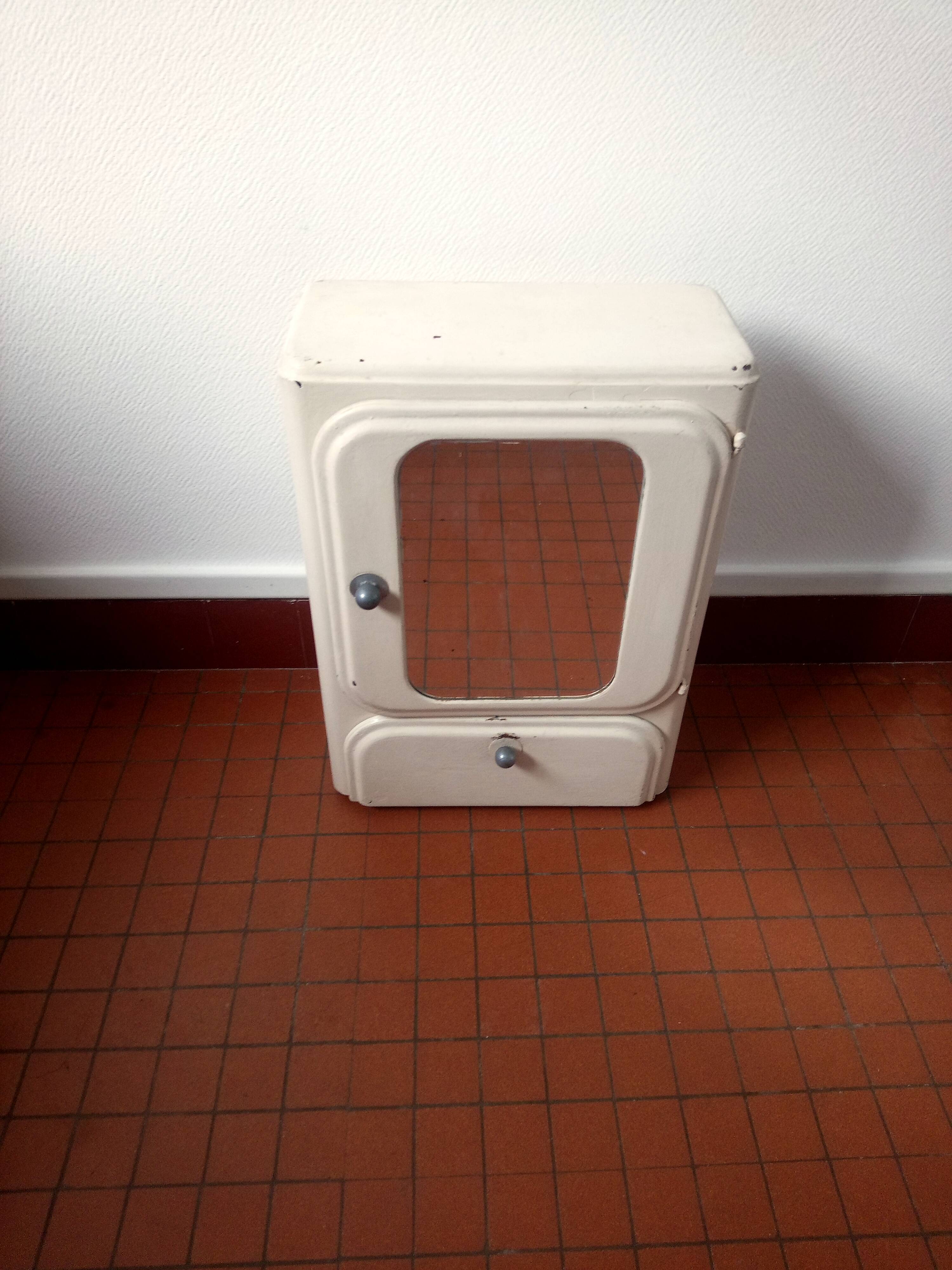 Medicine cabinet of the 40s in sheet metal