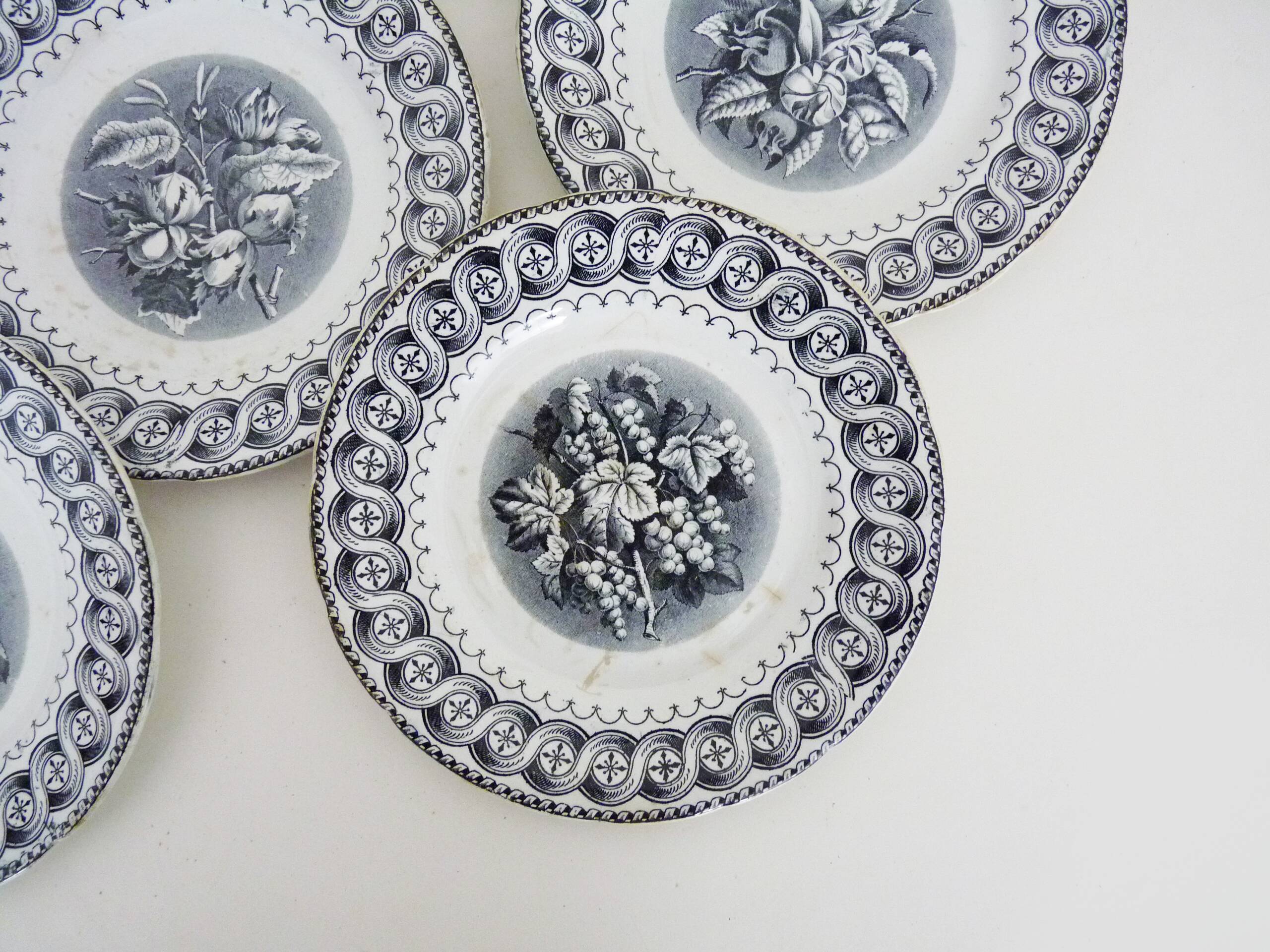 10 assiettes à dessert en faïence signées HB Choisy le roi XIXème