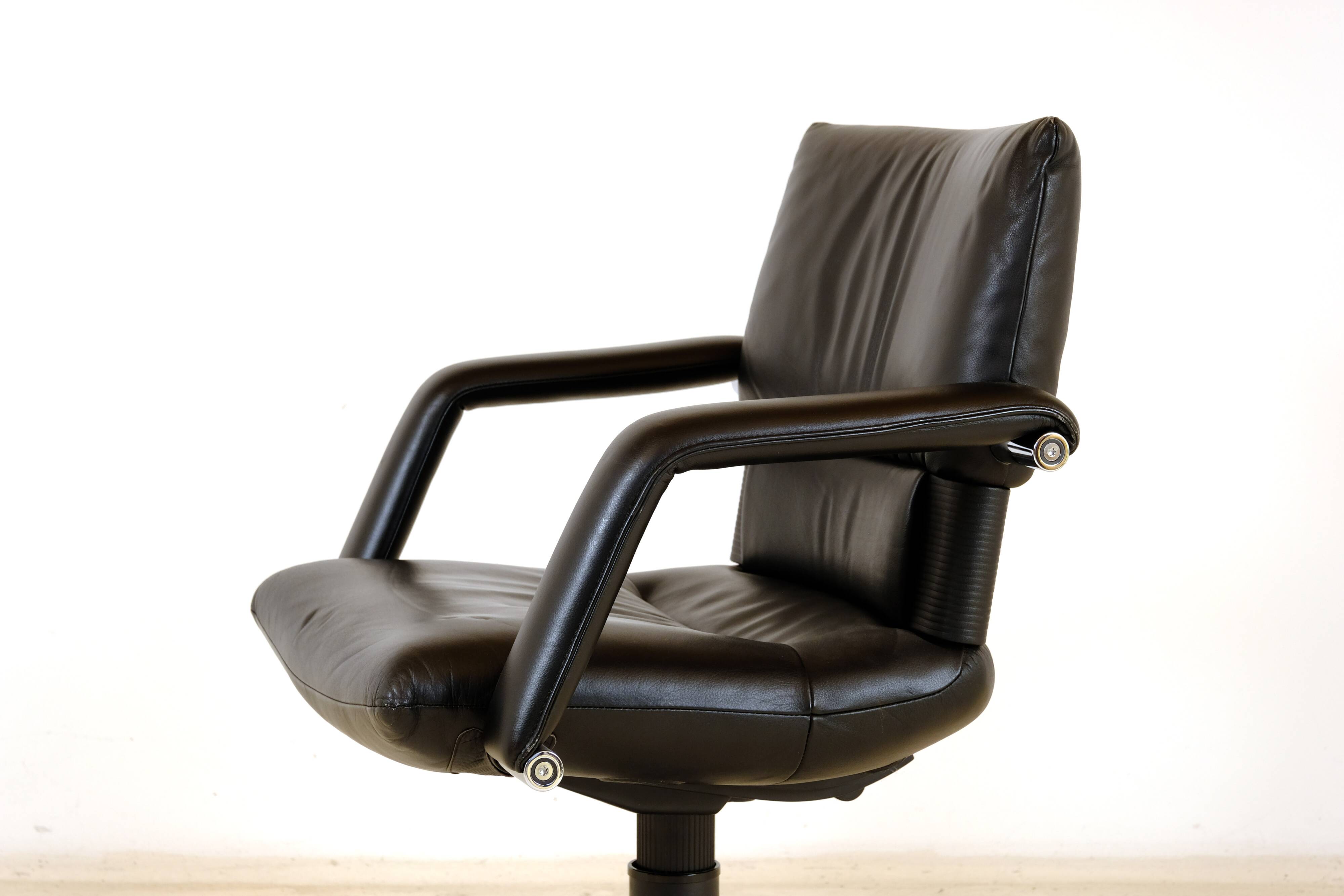 Fauteuil cuir "Figura" de Mario bellini pour Vitra