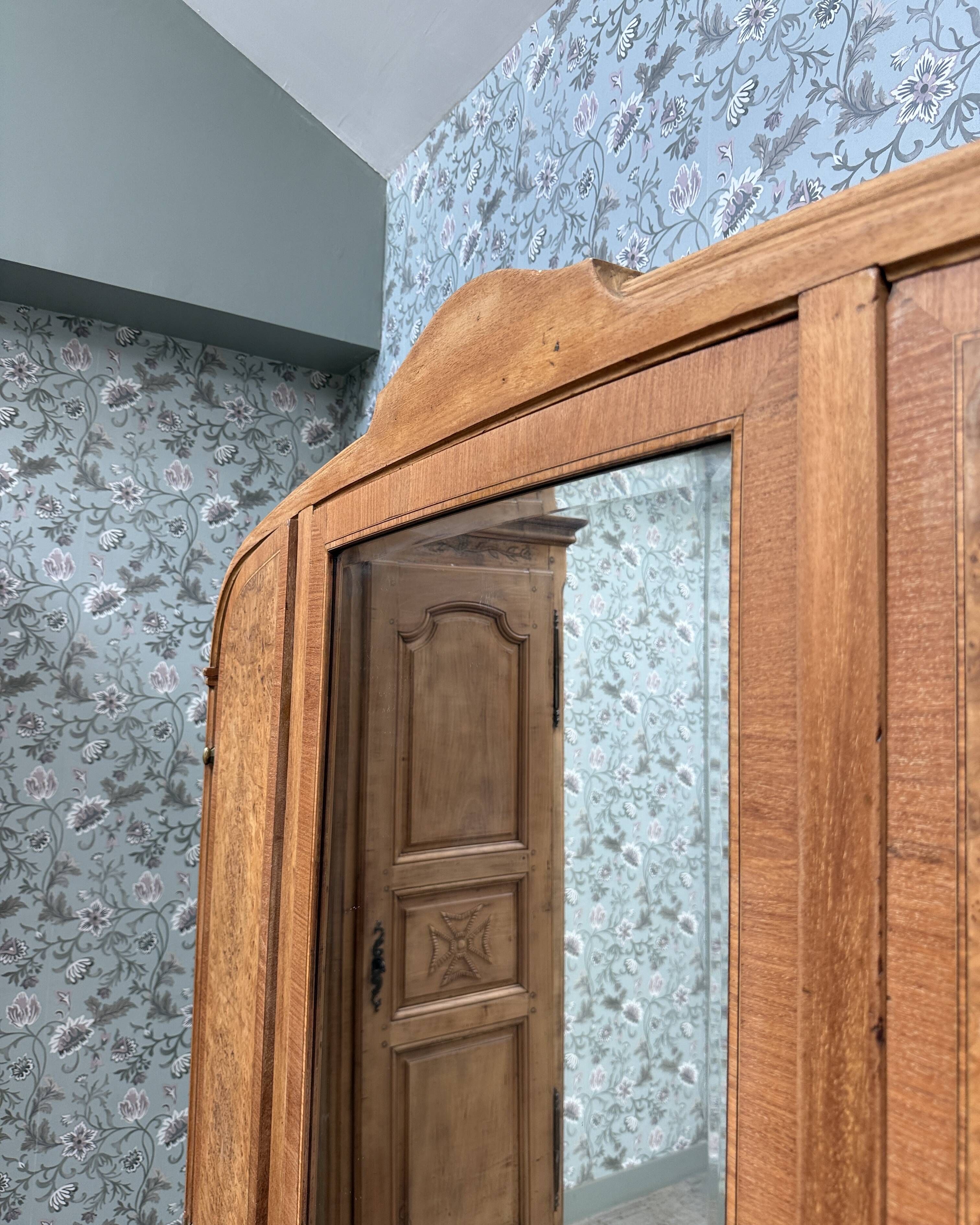 Armoire Art Déco en érable moucheté, rénovée