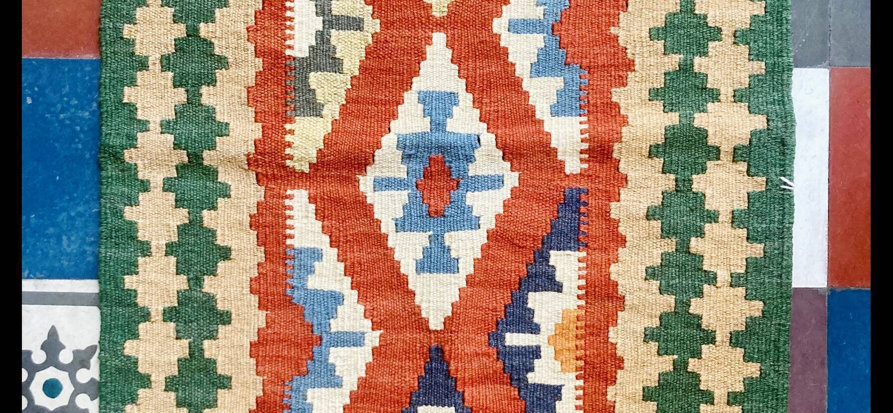 Kilim shirazi en laine vert, terracotta et bleu ciel, fait à la main